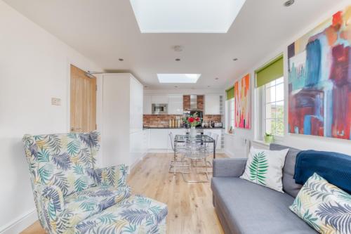 Central Bright 3 Bed Flat with Pool & Parking