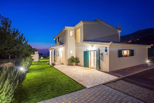 VILLA ROKO with 4 bedrooms, 32sqm heated pool
