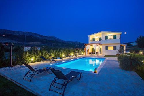 VILLA ROKO with 4 bedrooms, 32sqm heated pool