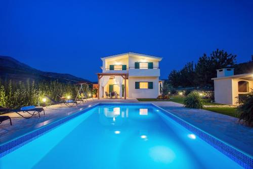 VILLA ROKO with 4 bedrooms, 32sqm heated pool