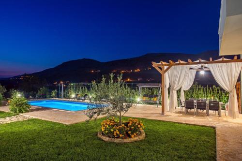 VILLA ROKO with 4 bedrooms, 32sqm heated pool