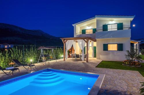 VILLA ROKO with 4 bedrooms, 32sqm heated pool