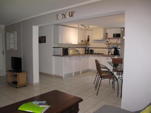 Residence Miro, gites climatises avec piscine et tennis