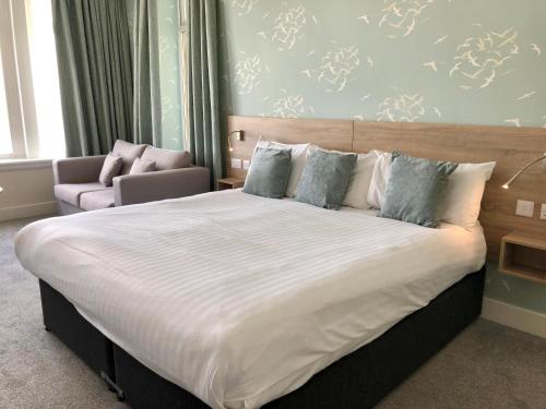 1 queen bed, 1 sofa bed