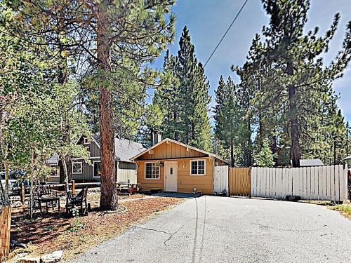 New Listing! Mountain Charmer With Large Yard Home - image 7
