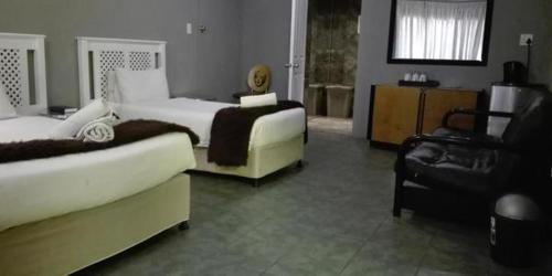 1 double bed, 2 twin beds