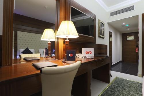 Capital O 325 Queen Palace Hotel - image 3