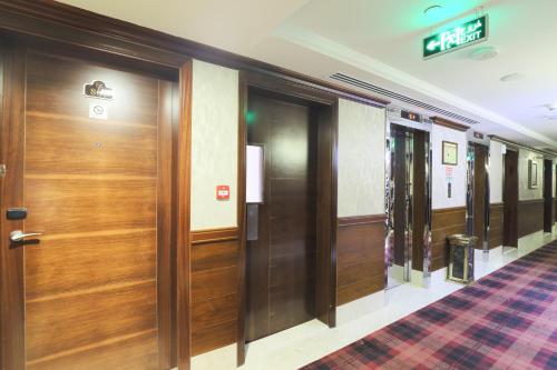 Capital O 325 Queen Palace Hotel - image 6