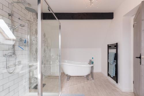 Fürdőszoba, The Hidden House in Trinity