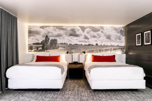 Vinland Hotel and Lounge - image 9