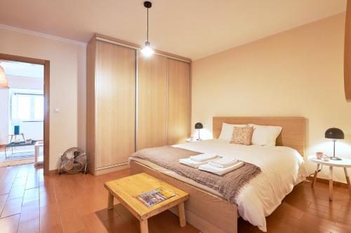 Spacious and Renovated Apartment With Amazing Patio, By TimeCooler, Lizbona