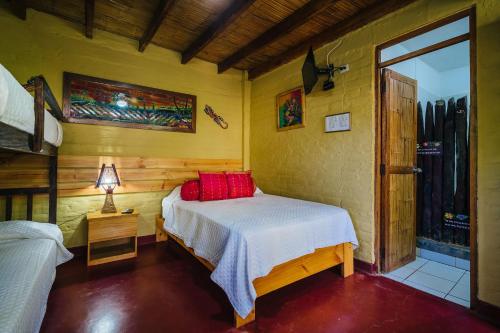 1 double bed, 1 twin bed