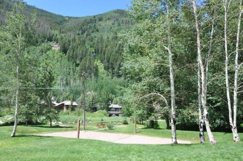 Convenient 2 Bedroom Condo #11A in East Vail. Market and Hot Tub on Site