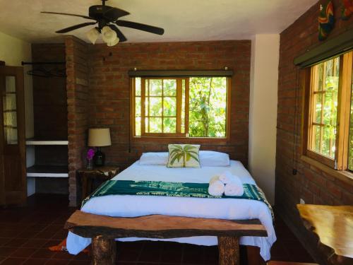 1 queen bed, 2 twin beds