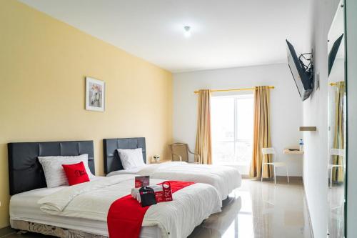 Formerly Reddoorz Plus Near Teras Kota 3 Room Type - Twin Room