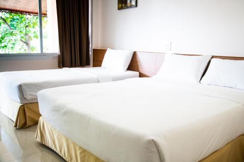 1 queen bed, 1 twin bed