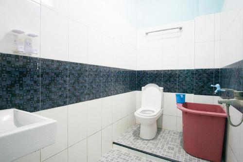 Ванная комната, RedDoorz near Mikie Holiday Funland Berastagi in Берастаги
