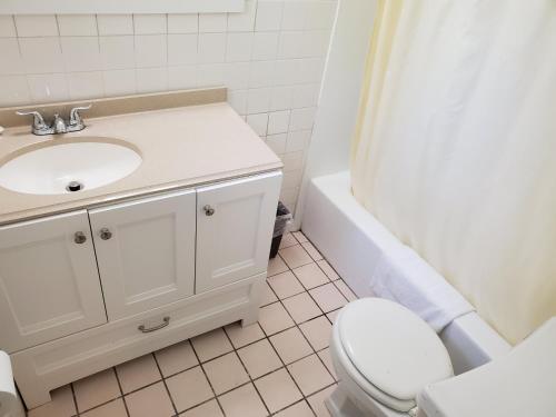 Rodeway Inn - image 18
