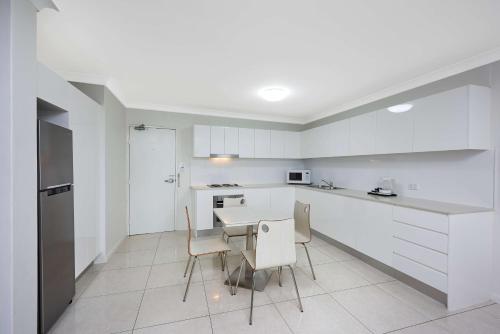 Kitchen, Best Western Casula Motor Inn in Liverpool
