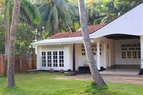 Tropical colonial retreat minutes from the beach