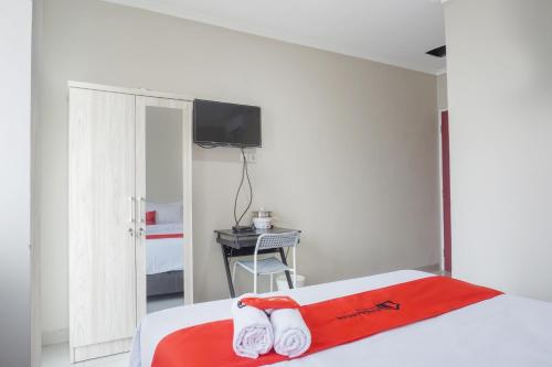 Residences by RedDoorz near MT Haryono - Minimum Stay 7 Days