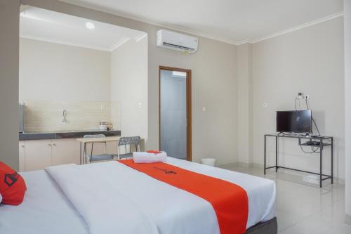 Residences by RedDoorz near MT Haryono - Minimum Stay 7 Days