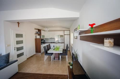  Apartment Hrvoje in Zagvozd