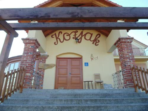 Ieeja, Guest House Kozjak in Sv. Kriz Zacretje