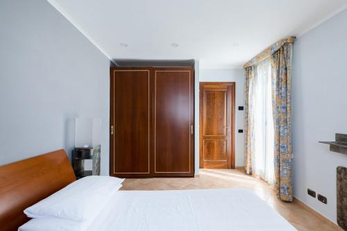 Crosti Apartments - main image