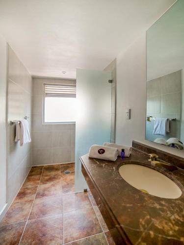 Bathroom, Hotel Marti in WTC-San Angel