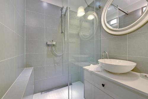 One-Bedroom Apartment image 9
