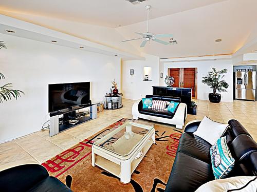 New Listing! “Kona Sunset Hale” W/ Ocean Views Home - image 2