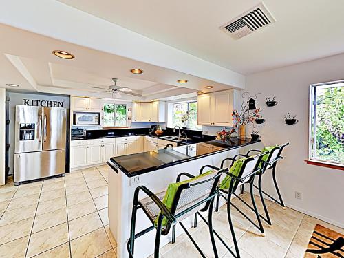 New Listing! “Kona Sunset Hale” W/ Ocean Views Home - image 3