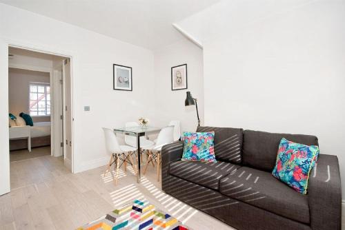 F5 Greek Street - image 3