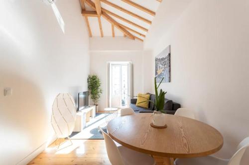  Tram 28 - Amazing Balcony View of the Tagus River by Innkeeper, Ferienwohnung in Lissabon