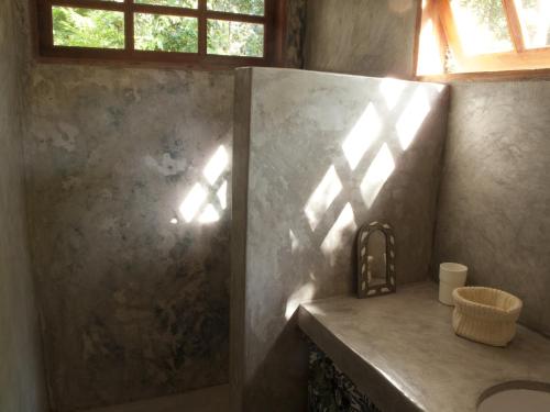 Bathroom, The Lion Cottage- Charming Studios in Santo Andre (Bahia)
