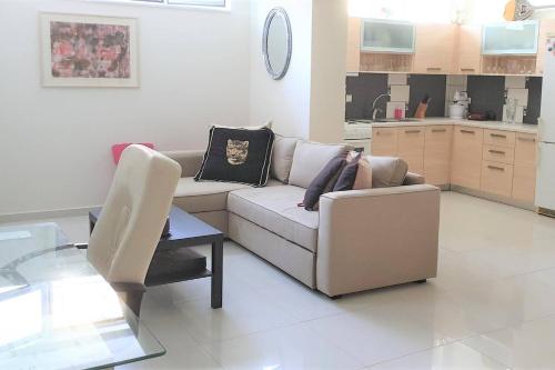  Bright, Spacious, Elegant, semi Subterrain with Garden, 5min from sea in Kalamata