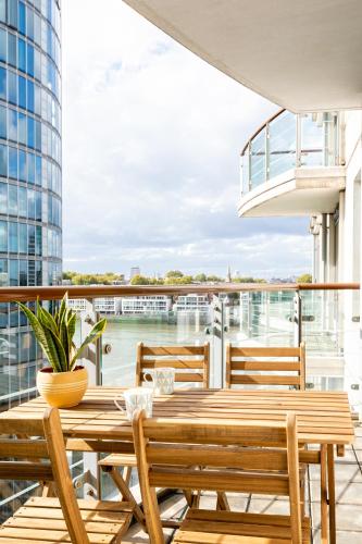 Riverside New Build With Balcony, 10 Minutes From Oxford Circus, , London