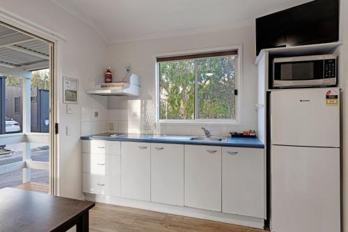 Economy 2 Bedroom Cabin - Sleeps 6 image 3