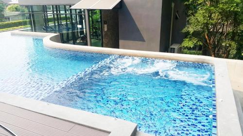 The Excel Groove Condo at Lasalle 52