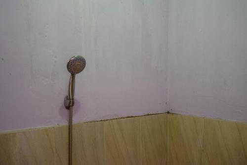 Bathroom, RedDoorz near Goa Jatijajar 2 in Kebumen