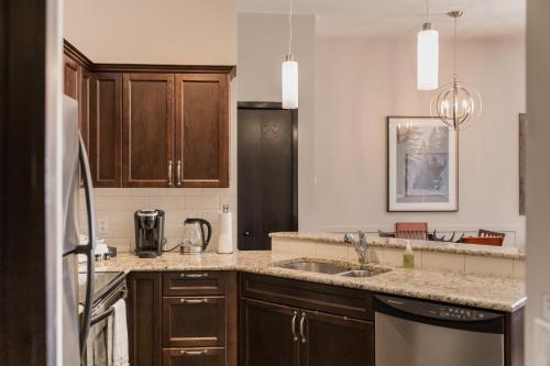 Corner Condo, KING Bed, Great View, Hot Tub & Pool