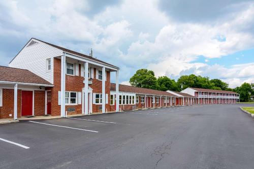 Econo Lodge Woodstock - Shenandoah Valley I-81 - image 21