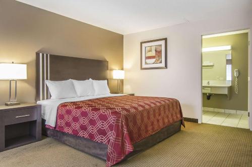 Econo Lodge Inn and Suites Lethbridge