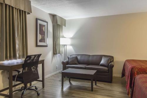 Econo Lodge Inn and Suites Lethbridge