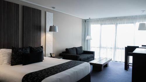 Quality Hotel Taylors Lakes Room Type - Executive King Room with Spa Bath