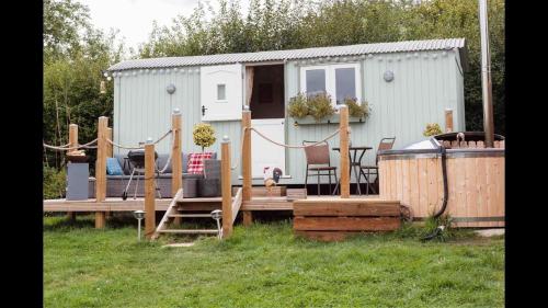 Shepherds Hut with Hot Tub in Sway