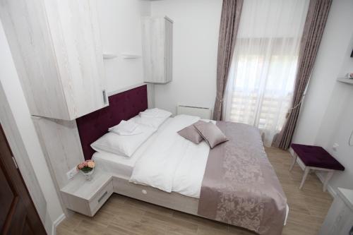 Apis Hotel - image 2