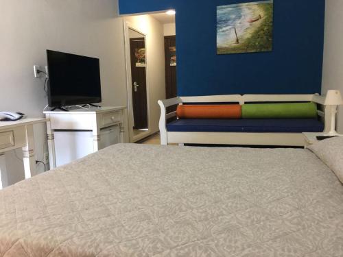 Deluxe Double or Twin Room image 10