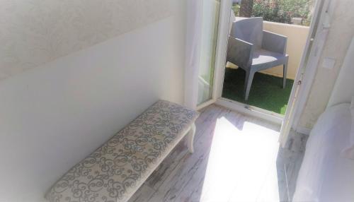 Queen Room with Balcony image 7